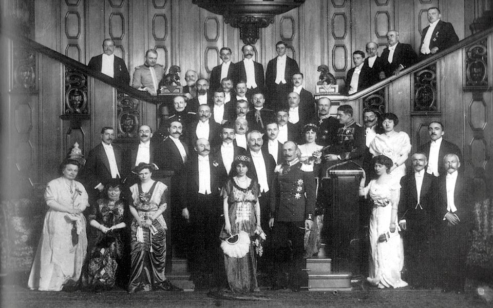 Nojvid, 21 shkurt 1914. Delegacioni shqiptar bën foto me Princ Vidin dhe pjestarë të familjes Vid brenda kështjellës.